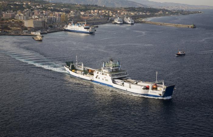 Messina Villa San Giovanni Ferry Caronte Tourist